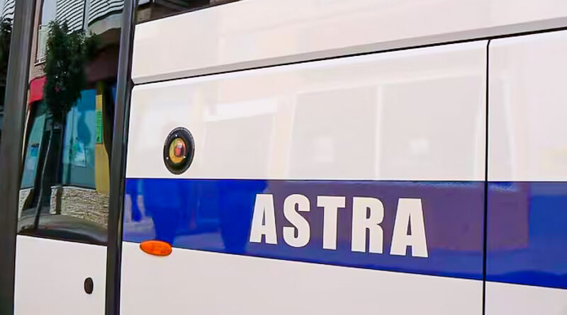 Autobús en una parada de Argés.