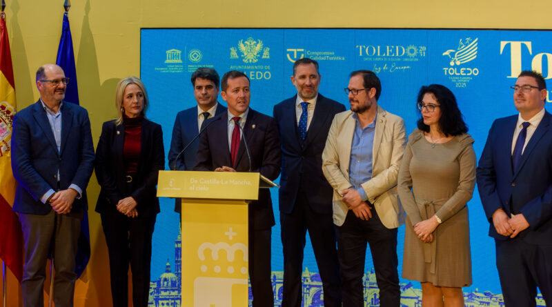 El alcalde de Toledo, Carlos Velázquez, presenta la oferta turística de la ciudad en Fitur.