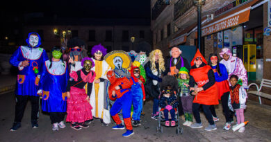 Sanantones recorriendo las calles de Gálvez durante la fiesta de San Antón.