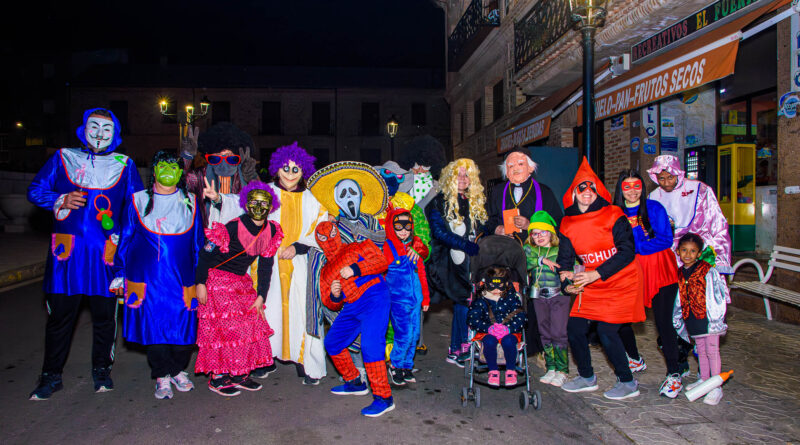 Sanantones recorriendo las calles de Gálvez durante la fiesta de San Antón.