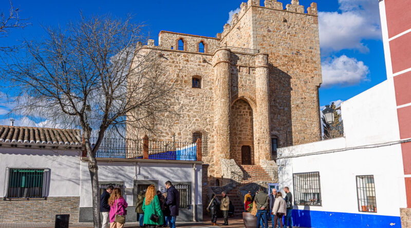 El Castillo de Manzaneque se ilumina con la visita teatralizada 