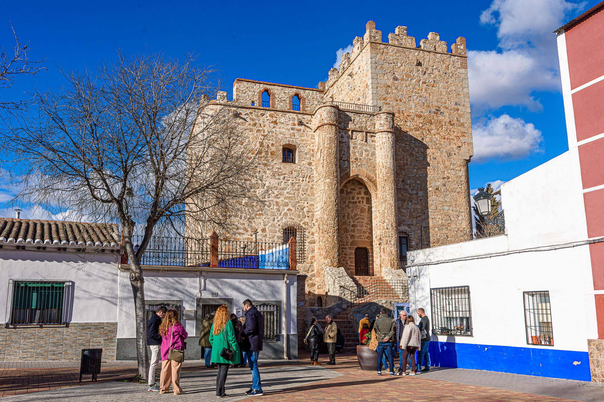 El Castillo de Manzaneque se ilumina con la visita teatralizada 