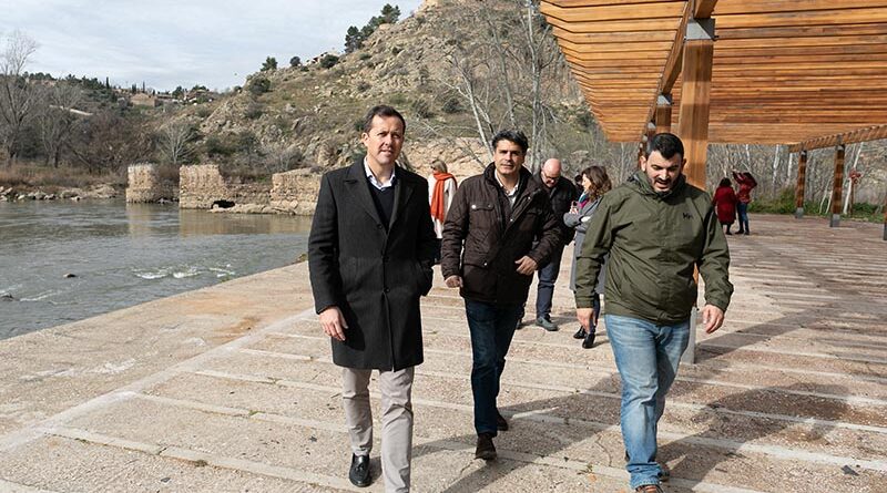 El alcalde de Toledo supervisa las obras de recuperación de la ribera del Casco Histórico.