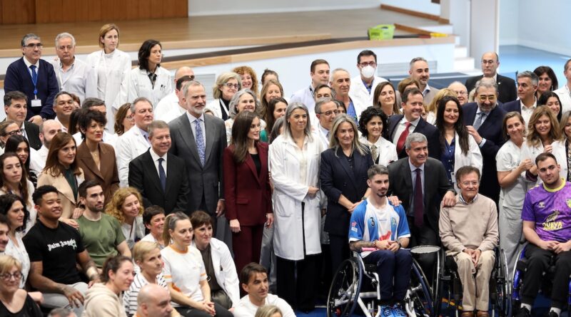 Los Reyes visitan el Hospital Nacional de Parapléjicos en su 50º aniversario