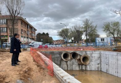 Velázquez supervisa las obras de la balsa de Azucaica, claves para prevenir inundaciones