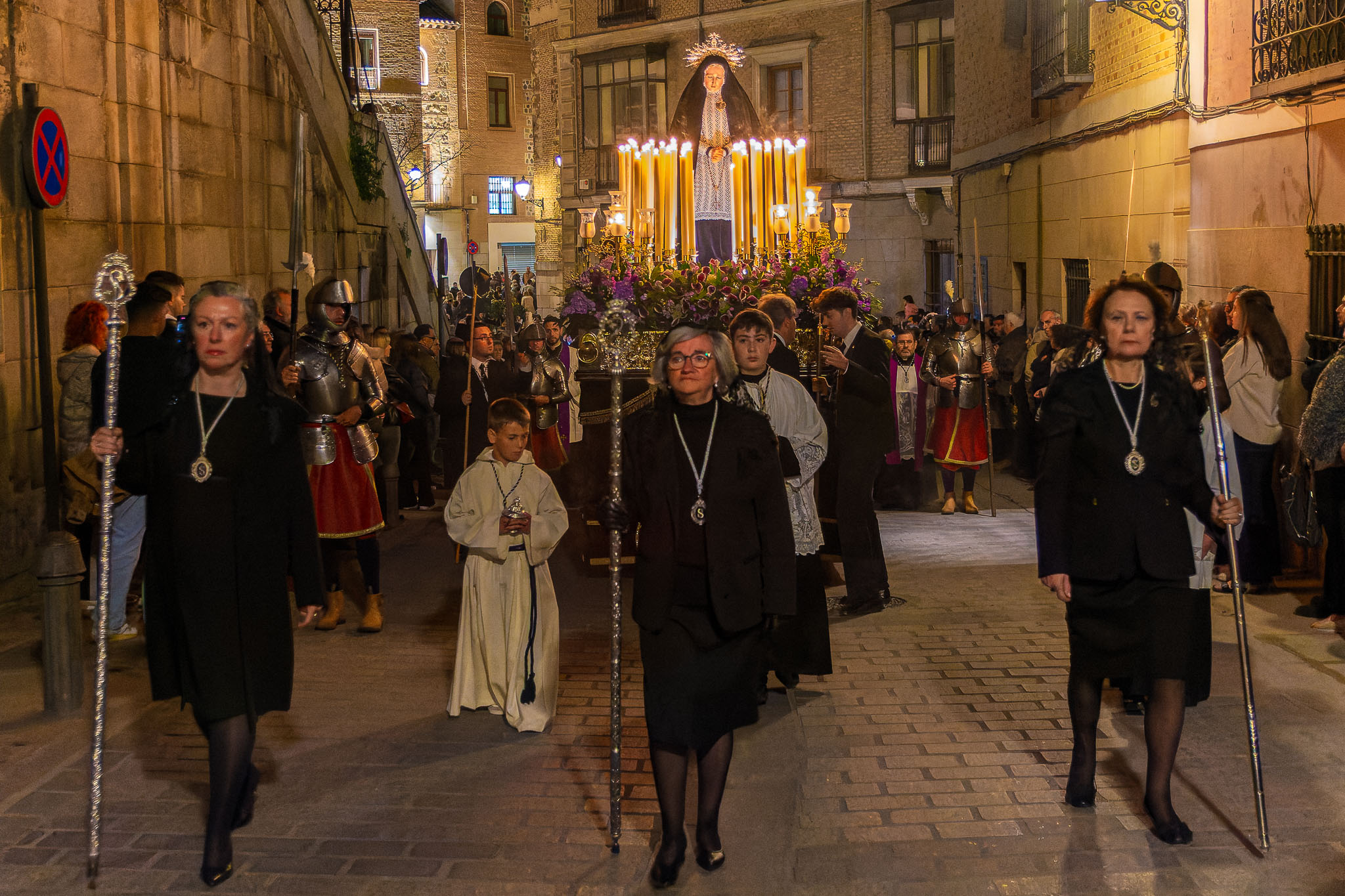 Procesión nocturna de Nuestra Señora de la Soledad en Toledo Procesión nocturna de Nuestra Señora de la Soledad en Toledo
