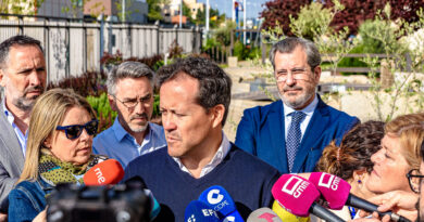 El alcalde Carlos Velázquez, acompañado por representantes empresariales, durante su visita al polígono tras el apagón eléctrico