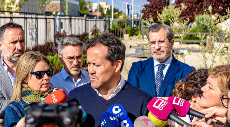 El alcalde Carlos Velázquez, acompañado por representantes empresariales, durante su visita al polígono tras el apagón eléctrico