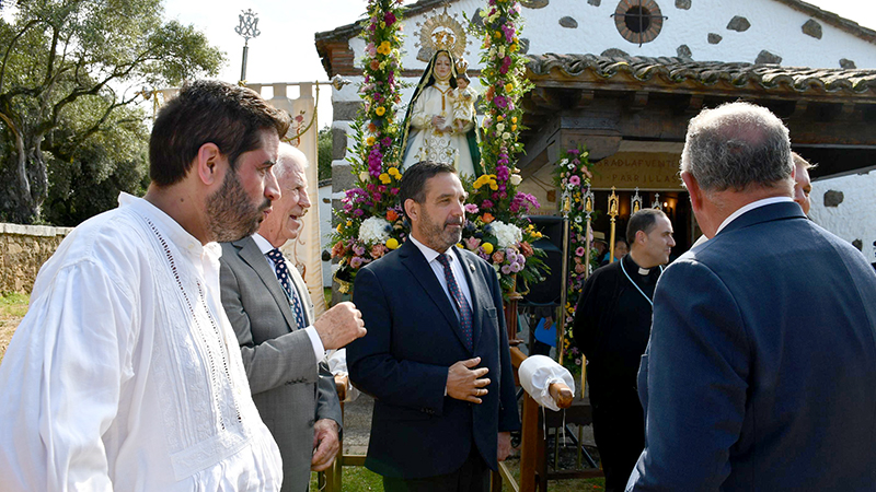 El vicepresidente Joaquín Romera junto al alcalde de Parrillas, Julián Lozano, durante la Romería, ejemplificando el apoyo Diputación Toledo pequeños municipios. El vicepresidente Joaquín Romera junto al alcalde de Parrillas, Julián Lozano, durante la Romería, ejemplificando el apoyo Diputación Toledo pequeños municipios.