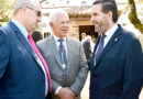 El vicepresidente Joaquín Romera junto al alcalde de Parrillas, Julián Lozano, durante la Romería, ejemplificando el apoyo Diputación Toledo pequeños municipios.