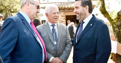 El vicepresidente Joaquín Romera junto al alcalde de Parrillas, Julián Lozano, durante la Romería, ejemplificando el apoyo Diputación Toledo pequeños municipios.