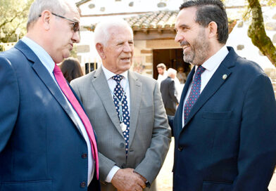 El vicepresidente Joaquín Romera junto al alcalde de Parrillas, Julián Lozano, durante la Romería, ejemplificando el apoyo Diputación Toledo pequeños municipios.