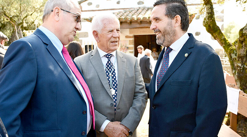 El vicepresidente Joaquín Romera junto al alcalde de Parrillas, Julián Lozano, durante la Romería, ejemplificando el apoyo Diputación Toledo pequeños municipios.