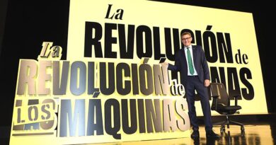 El director general de Eurocaja Rural, Víctor Manuel Martín López, y el comunicador Jesús Olmedo presentan la campaña ‘La revolución de los máquinas’ que reivindica la banca humana.