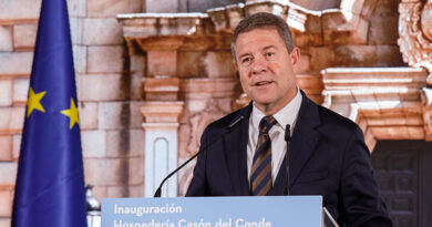 Emiliano García-Page durante la inauguración de la Hospedería Casón del Conde en Orgaz, donde anunció ayudas al empleo joven en Castilla-La Mancha.
