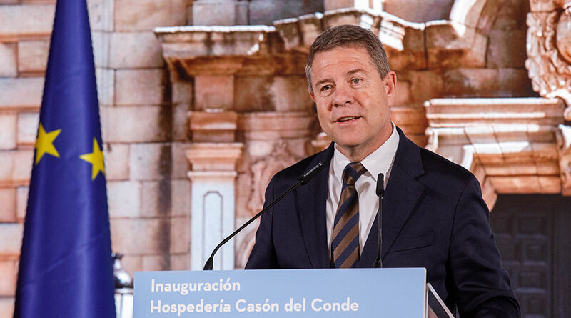 Emiliano García-Page durante la inauguración de la Hospedería Casón del Conde en Orgaz, donde anunció ayudas al empleo joven en Castilla-La Mancha.