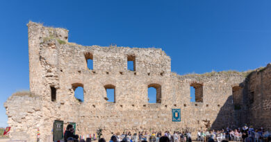 Castillo de Peñaflor en Cuerva, con la familia Laso de la Vega presente, destacando la conexión histórica.