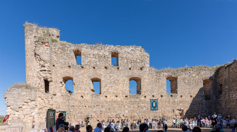 Castillo de Peñaflor en Cuerva, con la familia Laso de la Vega presente, destacando la conexión histórica.