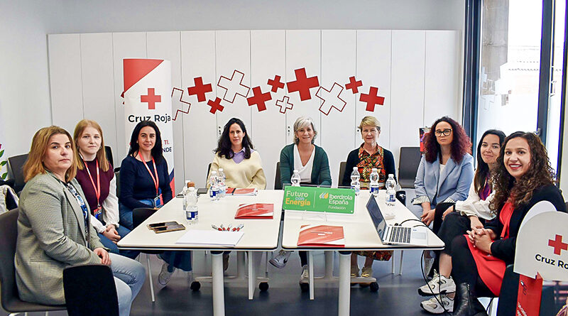 Representantes de Fundación Iberdrola España y Cruz Roja durante la visita al proyecto de empleo juvenil en Toledo.