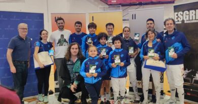 Esgrimistas del Club de Esgrima Toledo celebran sus victorias en el Campeonato de Castilla-La Mancha de Esgrima para menores y veteranos.