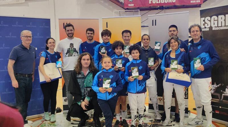 Esgrimistas del Club de Esgrima Toledo celebran sus victorias en el Campeonato de Castilla-La Mancha de Esgrima para menores y veteranos.