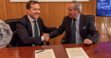 l alcalde de Toledo, Carlos Velázquez, y el presidente de CECAM, Ángel Nicolás, en la firma de adhesión a la candidatura de Toledo como Capital Europea de la Cultura.