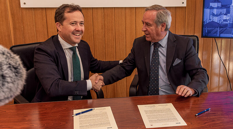 l alcalde de Toledo, Carlos Velázquez, y el presidente de CECAM, Ángel Nicolás, en la firma de adhesión a la candidatura de Toledo como Capital Europea de la Cultura.