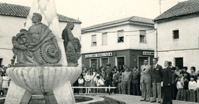 Monumento al trabajo con imágenes alegóricas a la agricultura, la ganadería, la ciencia y la artesanía
