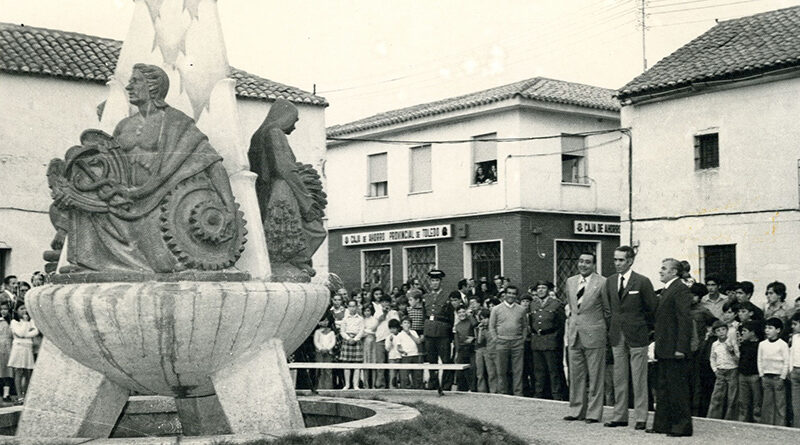 Monumento al trabajo con imágenes alegóricas a la agricultura, la ganadería, la ciencia y la artesanía