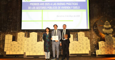 Jessús Corroto recibiendo el premio por la rehabilitación del Corral de Don Diego en Toledo
