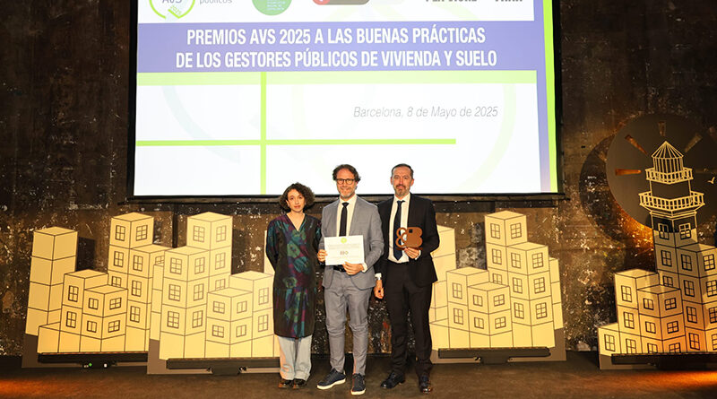Jessús Corroto recibiendo el premio por la rehabilitación del Corral de Don Diego en Toledo