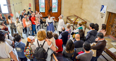 Participantes en la lectura de textos cervantinos durante el Día del Libro de la Diputación de Toledo en el Palacio Provincial.