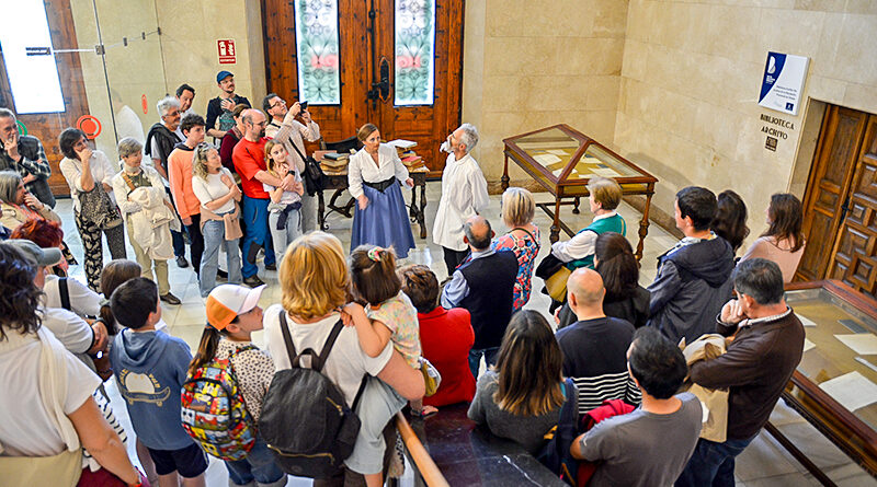 Participantes en la lectura de textos cervantinos durante el Día del Libro de la Diputación de Toledo en el Palacio Provincial.