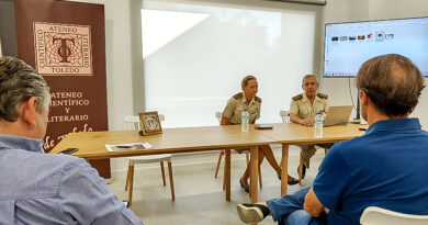 Conferencia “Conoce tu Ejército” en Toledo, organizada por el Ateneo de Toledo y la Asociación de Vecinos La Legua, sobre las Fuerzas Armadas españolas.