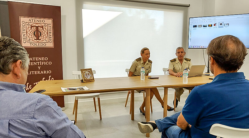 Conferencia “Conoce tu Ejército” en Toledo, organizada por el Ateneo de Toledo y la Asociación de Vecinos La Legua, sobre las Fuerzas Armadas españolas.