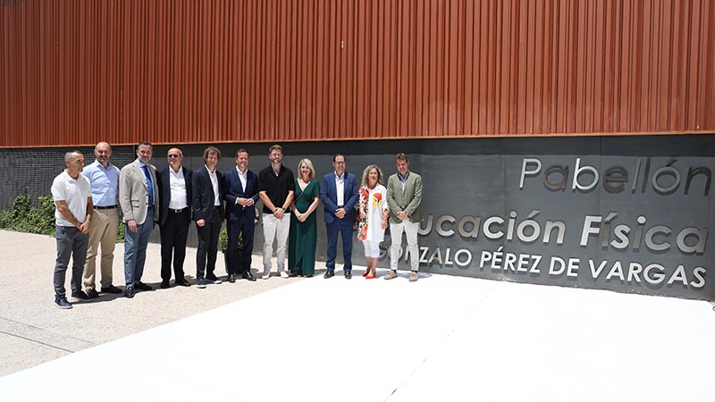 Pabellón Gonzalo Pérez de Vargas en Toledo, con presencia del deportista y autoridades locales.