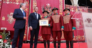 Los timbaleros del Ayuntamiento recibieron la Tarasca de Honor durante el pregón del Corpus Christi