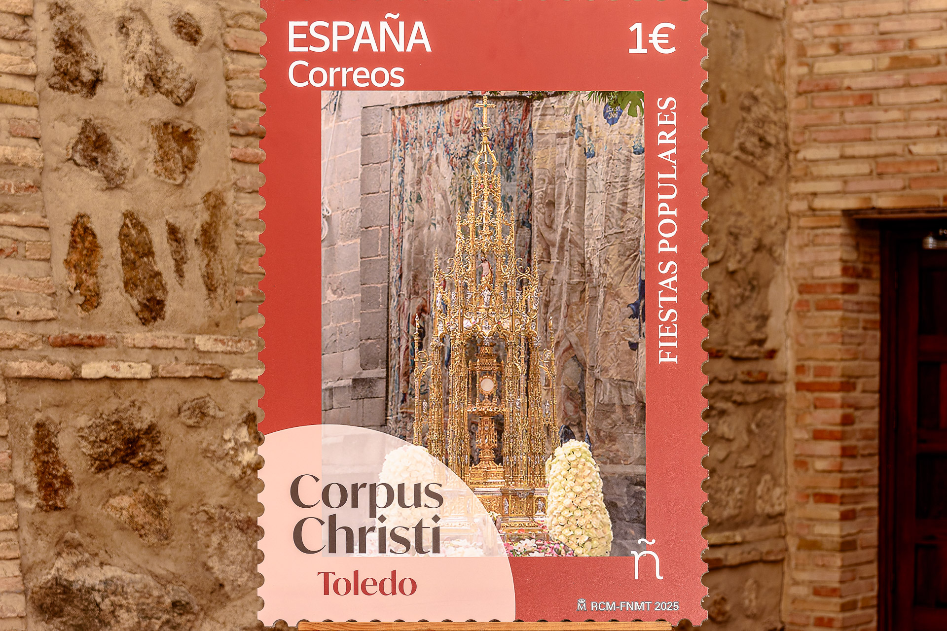 Sello de Correos del Corpus Christi de Toledo con la Custodia de Arfe y los tapices catedralicios