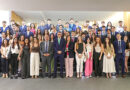 Grupo de más de cien estudiantes universitarios de diversas titulaciones celebrando el inicio de sus prácticas en Eurocaja Rural, impulsando el talento universitario.