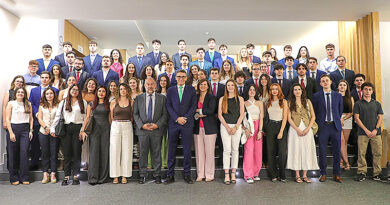 Grupo de más de cien estudiantes universitarios de diversas titulaciones celebrando el inicio de sus prácticas en Eurocaja Rural, impulsando el talento universitario.