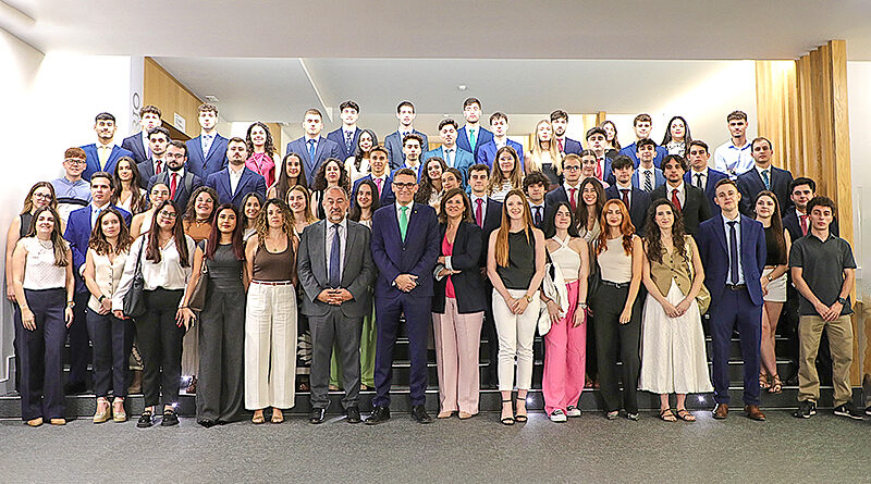 Grupo de más de cien estudiantes universitarios de diversas titulaciones celebrando el inicio de sus prácticas en Eurocaja Rural, impulsando el talento universitario.