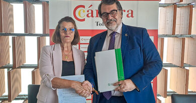 Presidentes de la Asociación Española Contra el Cáncer de Toledo y la Cámara de Comercio de Toledo firmando un acuerdo marco de colaboración.
