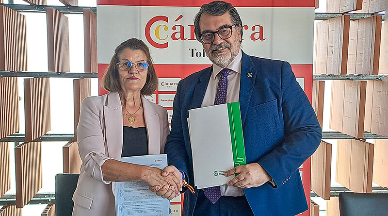 Presidentes de la Asociación Española Contra el Cáncer de Toledo y la Cámara de Comercio de Toledo firmando un acuerdo marco de colaboración.