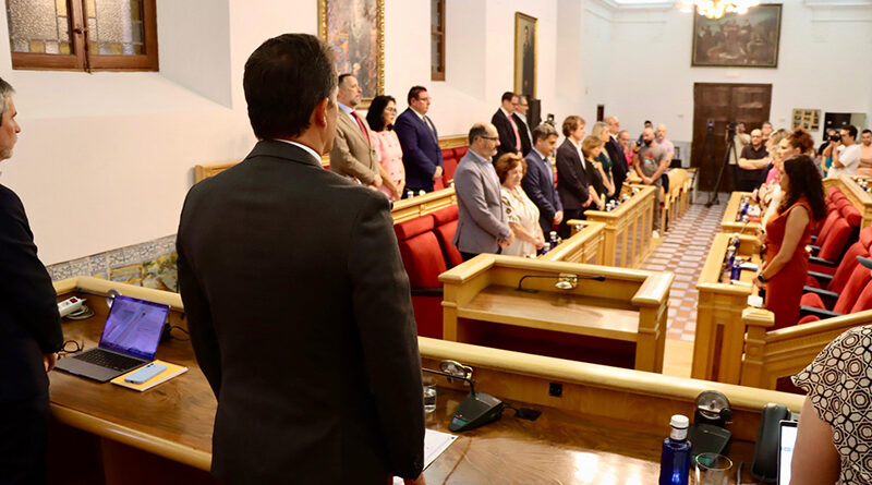 Pleno municipal de Toledo con concejales votando la ordenanza de actividad turística.