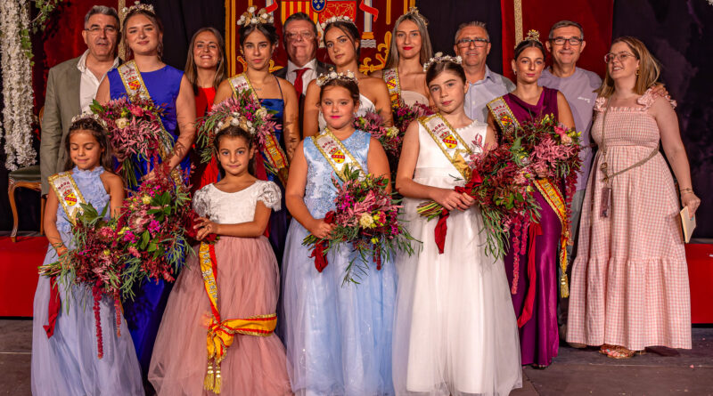 Ceremonia de coronación de reinas y damas en las fiestas patronales de Cobisa 2025.