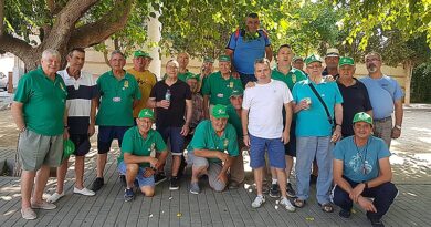 ficionados a la petanca durante el torneo local de petanca en el parque de Los Caños, Gálvez