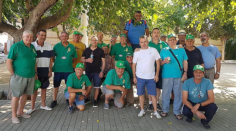 ficionados a la petanca durante el torneo local de petanca en el parque de Los Caños, Gálvez