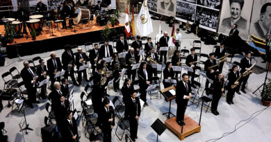 La Banda Sinfónica Municipal de Camarena actúa en Annecy, Francia, representando a Toledo.