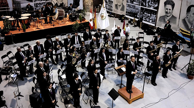 La Banda Sinfónica Municipal de Camarena actúa en Annecy, Francia, representando a Toledo.
