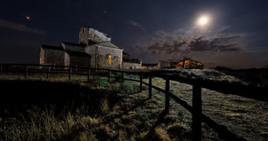 El Sitio Histórico de Santa María de Melque de noche iluminado, preparado para la celebración del evento cultural 